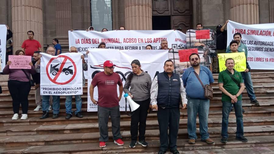 Inconformes porque son víctimas de hostigamiento, acoso y multas que pueden ascender hasta los 45 mil pesos, choferes de taxis de aplicación realizaron una protesta.