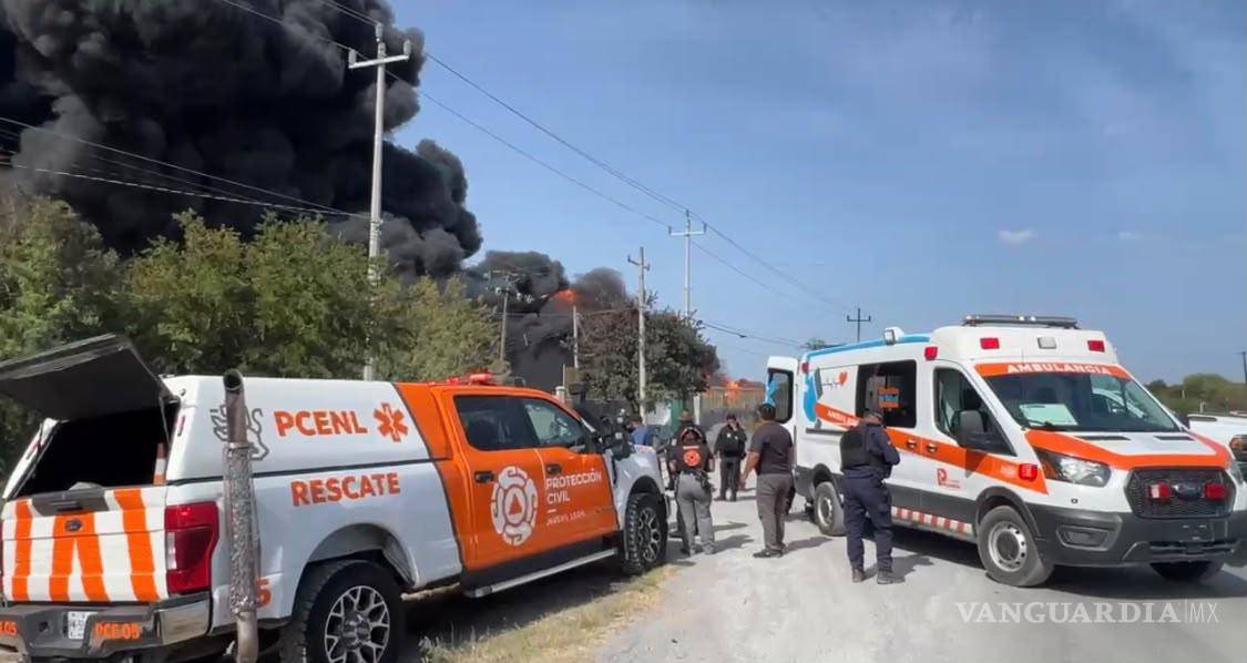$!Voraz incendio en línea de tráileres deja un muerto y cuatro lesionados en Pesquería, Nuevo León