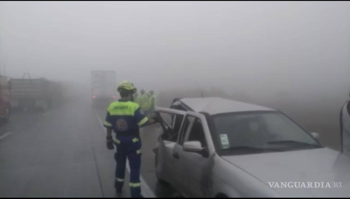 $!Diez lesionados deja carambola en la autopista Saltillo-Monterrey