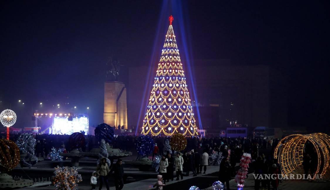 $!Una vista de un árbol de Navidad en la plaza central Ala-Too en Bishkek, Kirguistán. EFE/EPA/Igor Kovalenko