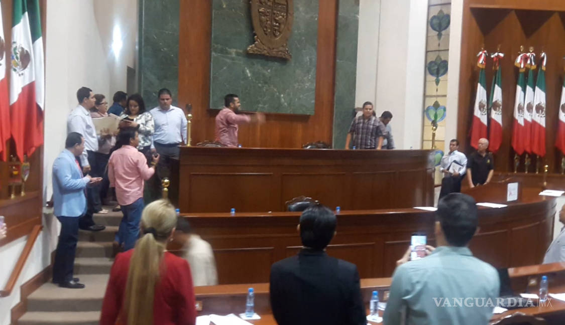 $!Trifulca en Congreso de Sinaloa... tumban hasta las puertas