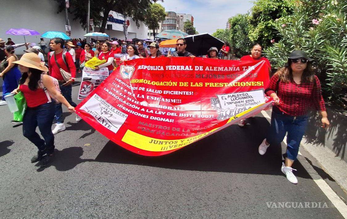 $!CNTE se queda en Palacio Nacional hasta el 4 de junio, mantiene plantón en Zócalo