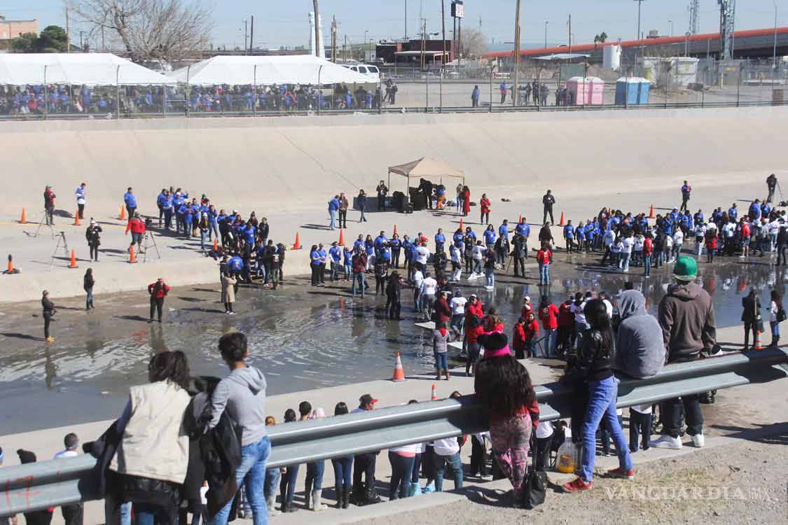 $!Breve tregua migratoria; familias se abrazan en la frontera