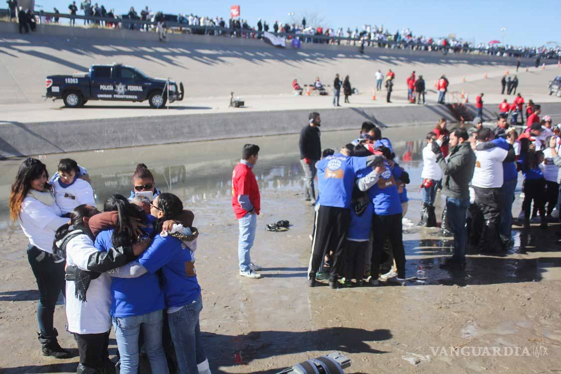 $!Breve tregua migratoria; familias se abrazan en la frontera