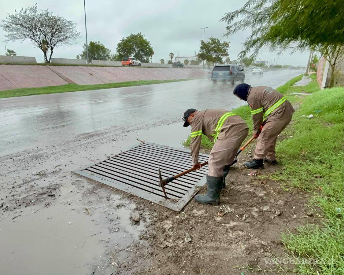 $!Las cuadrillas del Simas trabajan en distintos puntos de Torreón ante la posibilidad de que continúen las lluvias durante las próximas horas.