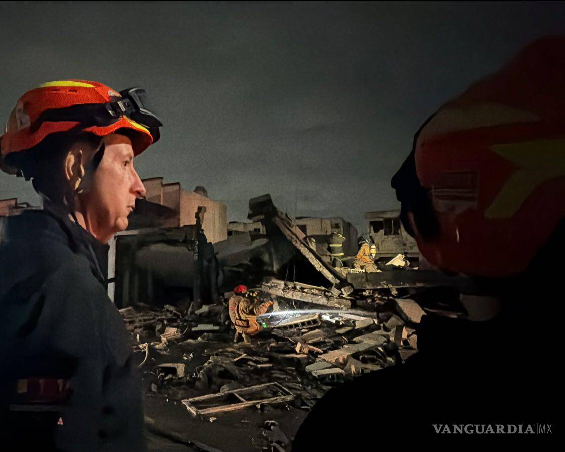 $!Elementos de Protección Civil inspeccionan viviendas colapsadas por la presunta acumulación ilegal de pirotecnia