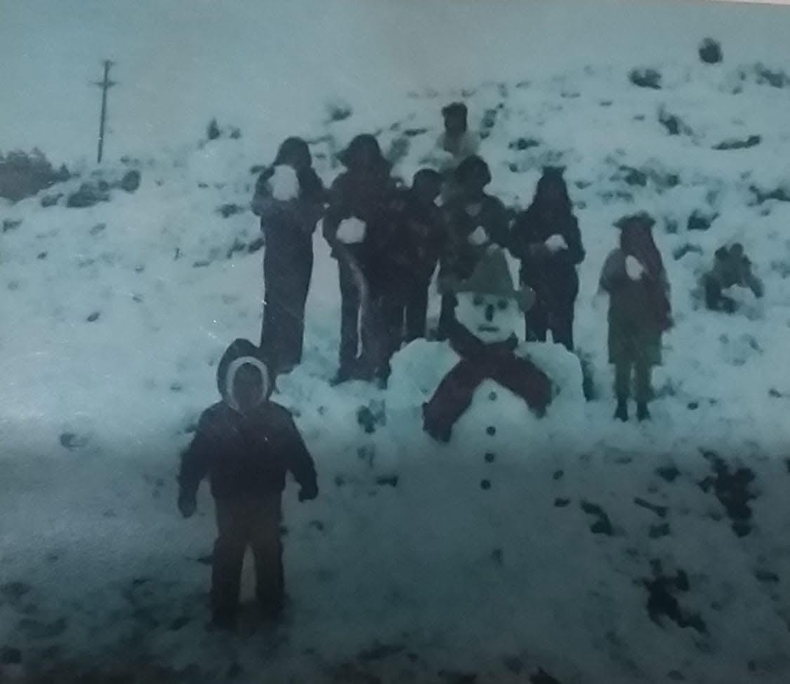 $!Un recuerdo de la nevada de 1981. Es, de las que encontré, la única con un muñeco de nieve.