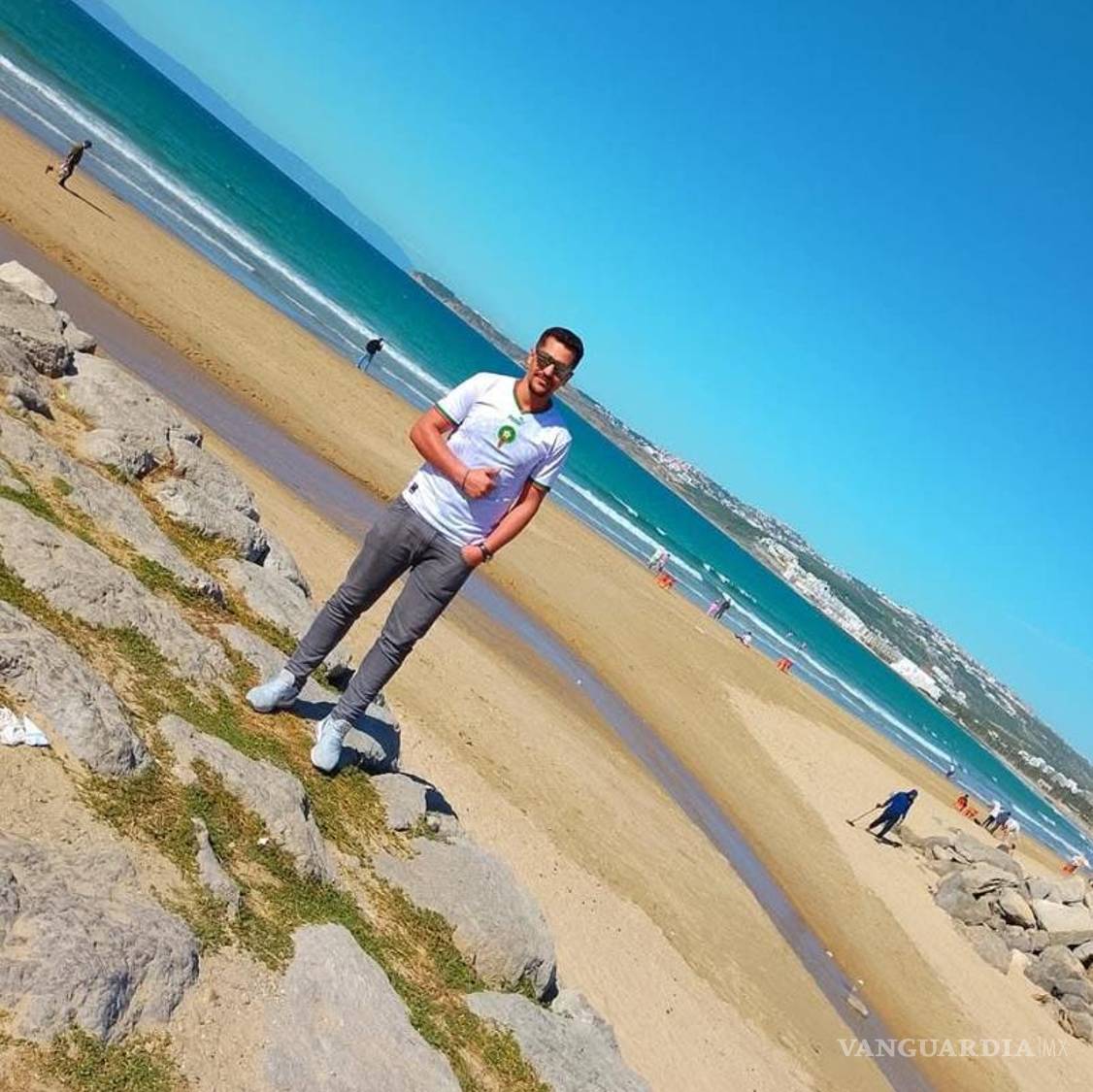 $!Imagen facilitada por su familia de Ayoub Akbili, quien falleció mientras intentaba cruzar desde la localidad fronteriza marroquí de Fnideq hasta Ceuta.