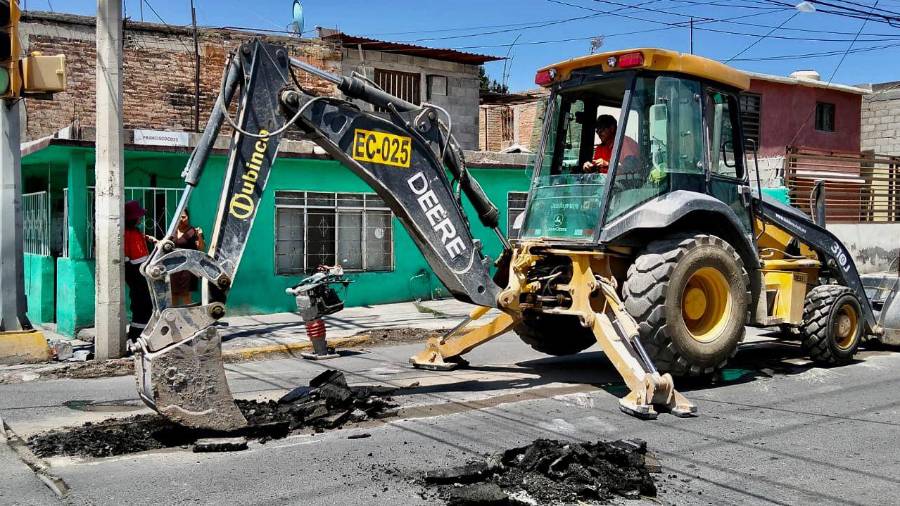 La intervención incluyó demolición de pavimento, excavación y retiro de tubería deteriorada.