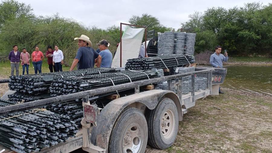 La Secretaría de Desarrollo Rural, realizó la entrega de material para el campo y básculas a productores del Ejido El Centinela para fortalecer la actividad ganadera.