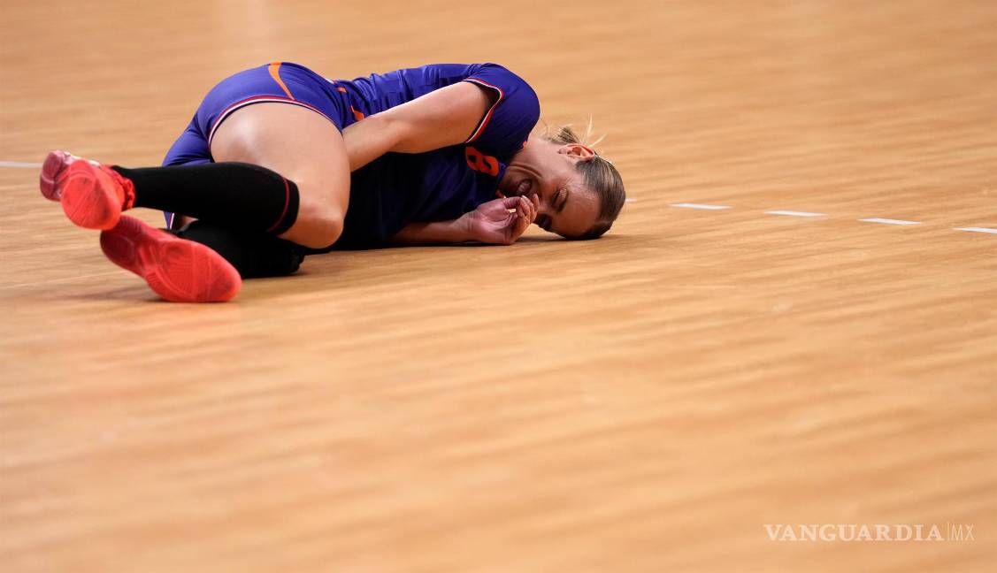 $!Lois Abbingh de Holanda reacciona durante el partido de cuartos de final femenino entre Francia y Holanda en los Juegos Olímpicos de Tokio 2020. EFE