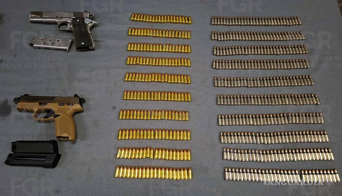 Vinculan a proceso a dos por portación de armas de fuego y delitos contra la salud, en Nuevo León