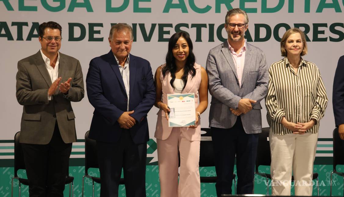 $!Jóvenes investigadores y miembros honoríficos del SEIC reciben su nombramiento, consolidando la renovación generacional en la ciencia coahuilense.