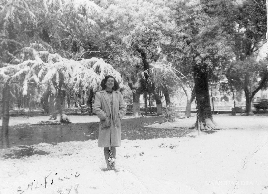 $!1948. Vemos a la maestra Catalina Gutiérrez. Sus ropas, si estuvieran a calor, sería blancas, aunque no del mismo tono que la nieve. El lugar es la Alameda. Al fondo se alcanza a ver un auto en movimiento.