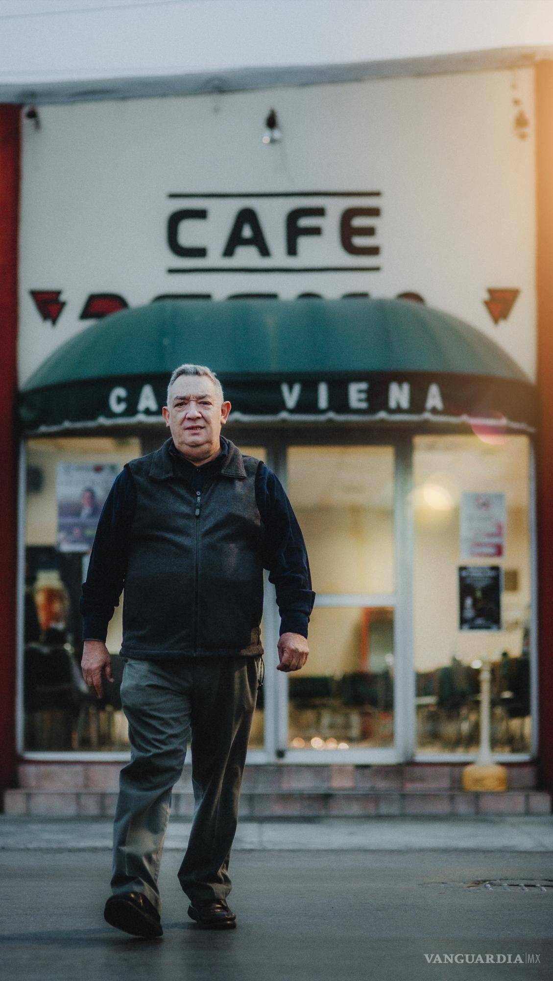 $!José José cenó en el Café Viena y pidió la especialidad de la casa: palomas de ternera y menudo.