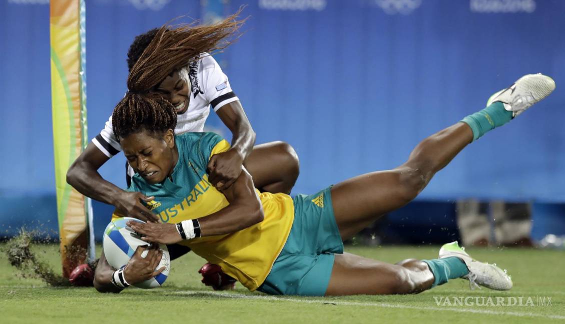 $!Ellia Green (con la guinda en sus manos) en su época de jugadora, anotando un try durante un partido entre Australia y Fiji en el torneo olímpico de rugby 7 femenino en Río de Janeiro el 6 de agosto del 2016. (AP Photo/Themba Hadebe, File)
