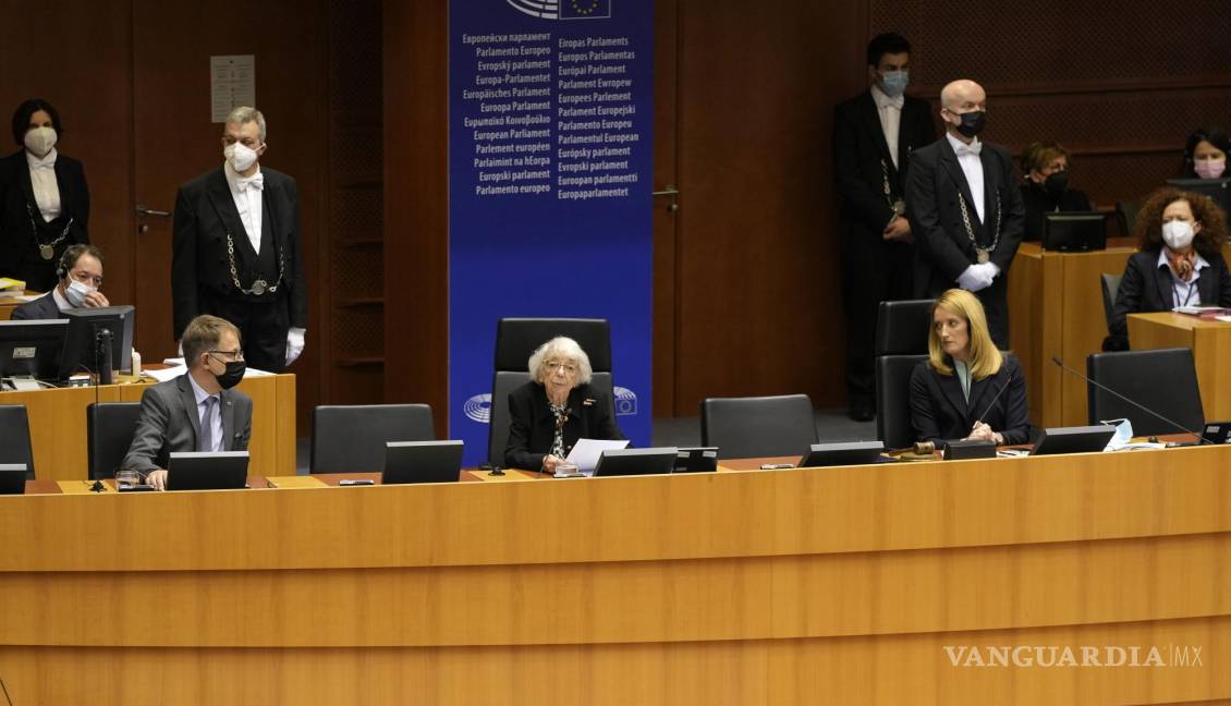 $!La sobreviviente del Holocausto Margot Friedlander, centro, se dirige a la sala plenaria del Parlamento Europeo en Bruselas. AP/Virginia Mayo