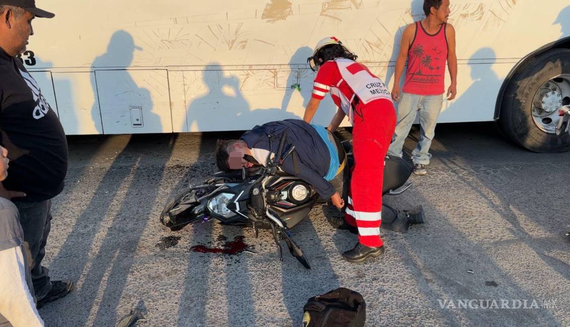 $!Autoridades de Tránsito acudieron para abanderar la circulación y evitar nuevos accidentes en la zona del percance.