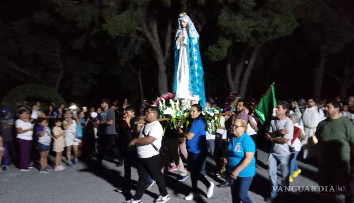 $!Feligreses acompañan la Virgen de la Asunción durante su descenso desde el cerro de Sombreretillo.