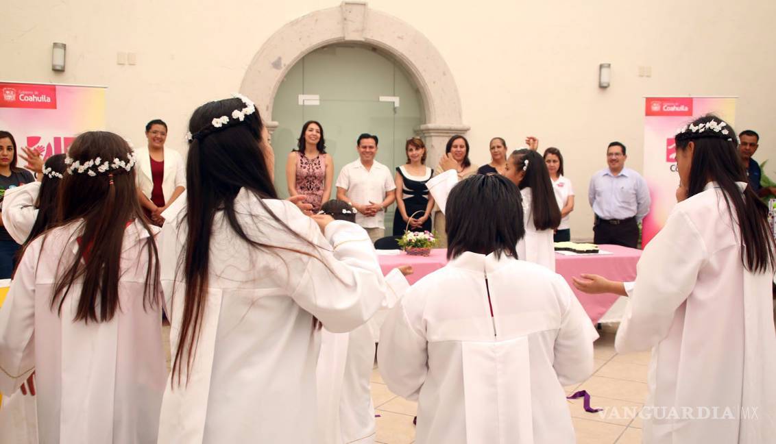 Bautizo y primera comunión de 22 niños de casas cuna de Coahuila