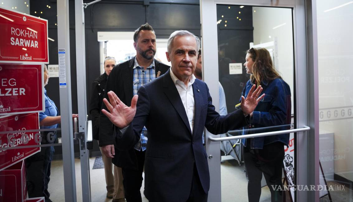 $!El líder liberal Mark Carney hace una parada de campaña en Saskatoon, Saskatchewan, el domingo 27 de abril de 2025.