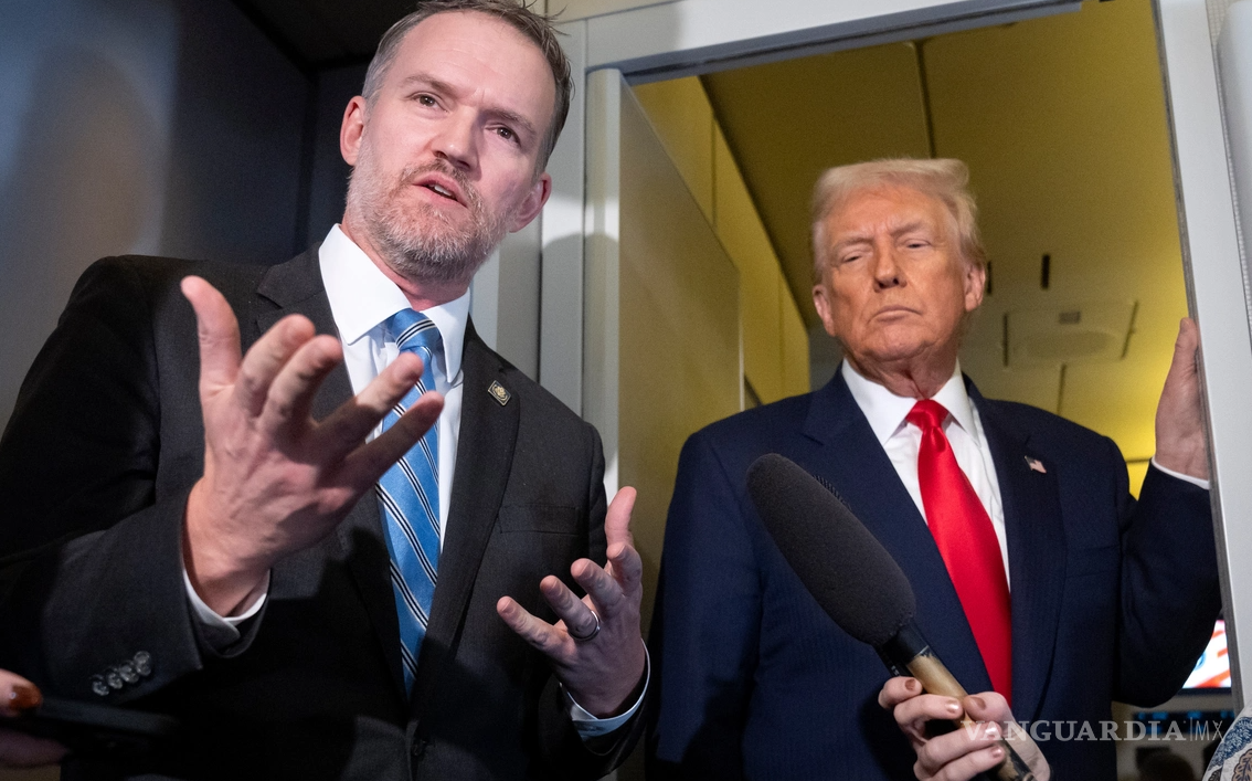$!Jamieson Greer, habla con los periodistas a bordo del Air Force One mientras el presidente Donald Trump escucha, el 30 de octubre de 2025.