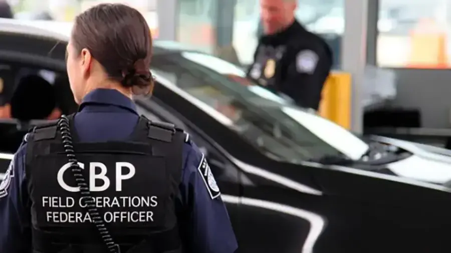 Toda persona que cruce hacia México, ya sea en vehículo o a pie, puede ser sometida a revisión por parte de agentes del CBP.