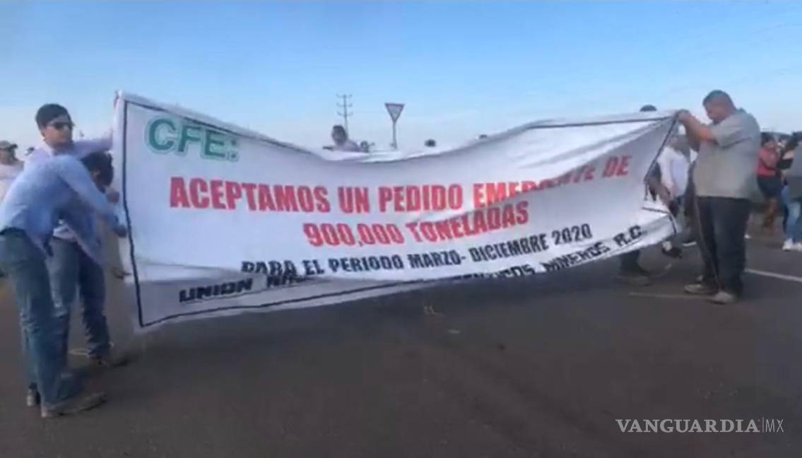 $!Manifestantes cierran parcialmente la Carretera 57 por crisis en la Región Carbonífera de Coahuila