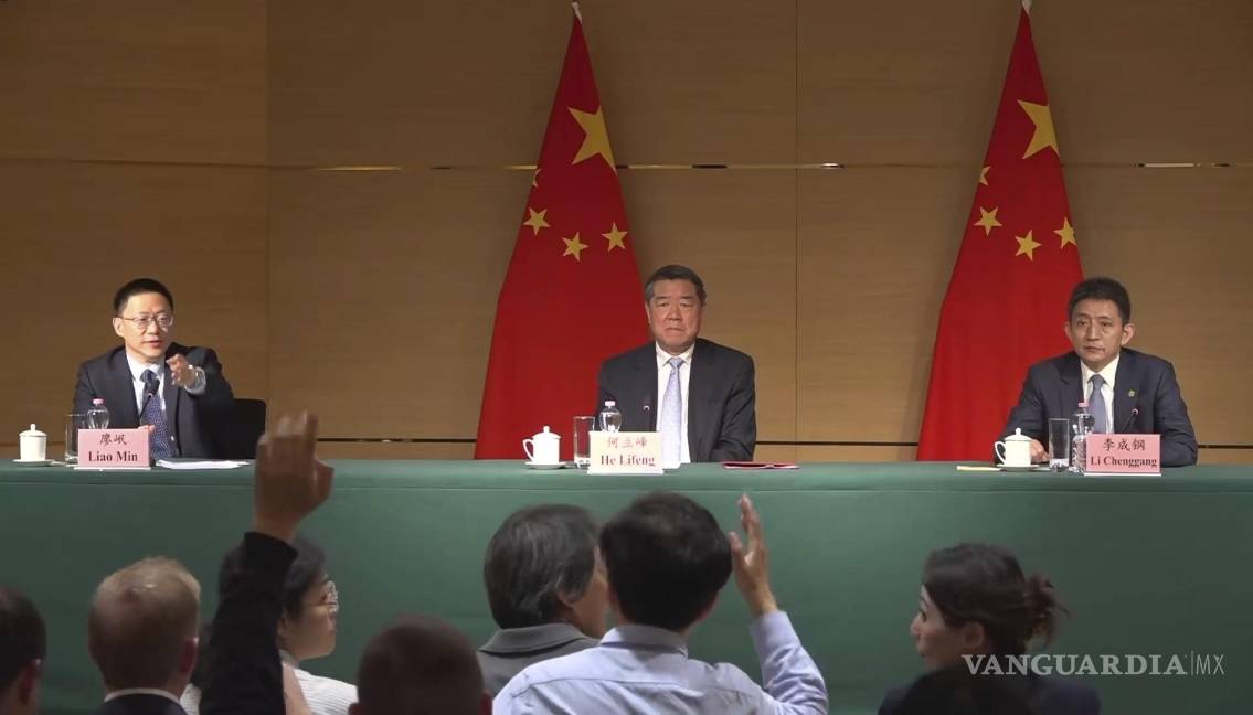 $!El viceministro de Finanzas, Liao Min (i). El Gobierno chino todavía no canta victoria tras el acuerdo con EEstados Unidos.