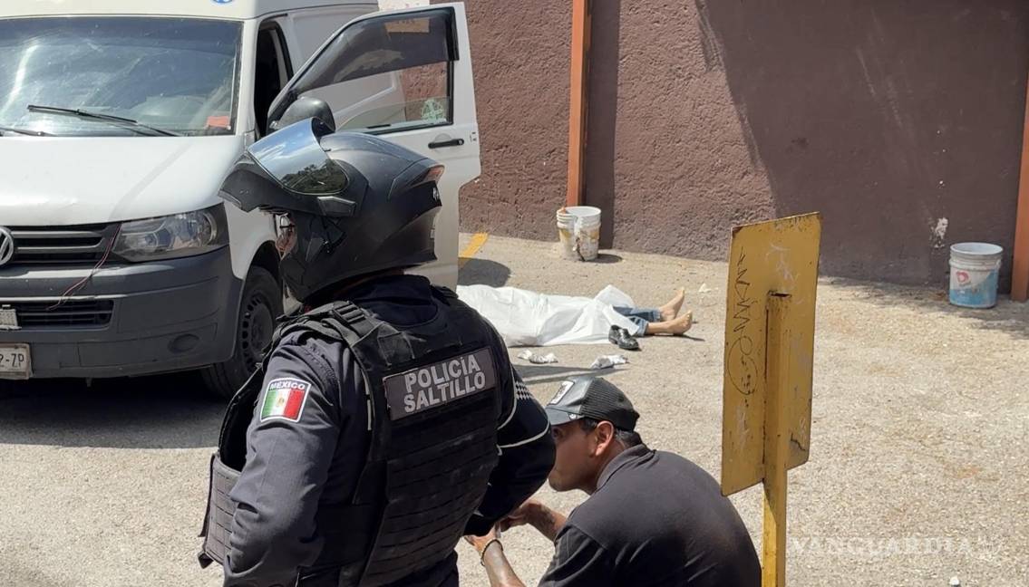 Muere trabajador en estacionamiento al iniciar su jornada en banco de la colonia República, en Saltillo