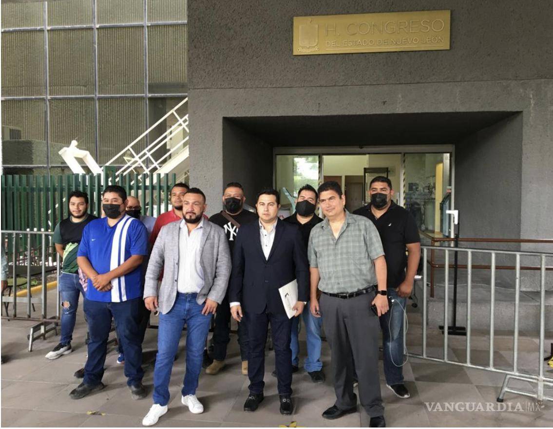 $!Al centro, el que quiere ser parte del Consejo Ciudadano de Seguridad Pública, de NL, a pesar del influyentismo que lo libró de ser detenido en un retén antialcohólico.