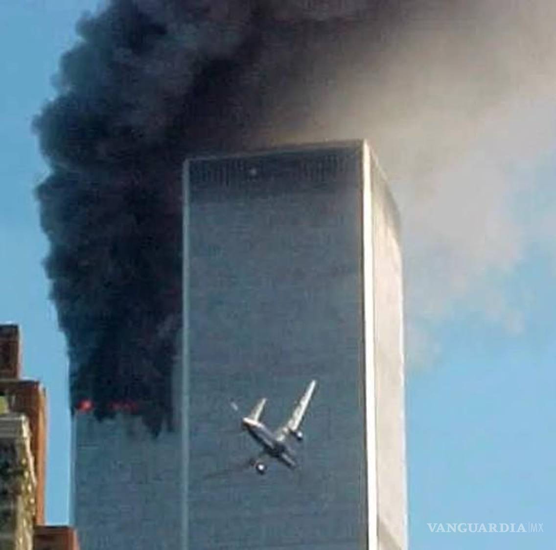 $!En la imagen se ve un avión de American Airlines secuestrado justo antes de impactar contra la Torre 2 del World Trade Center en Nueva York, el martes 11 de septiembre de 2001. Los investigadores se centraron en la velocidad de los dos aviones mientras intentaban explicar qué causó el colapso de la torre sur primero, a pesar de que fue impactada posteriormente.