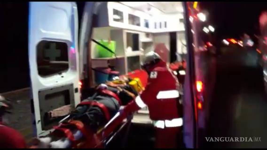 Prensados tres jóvenes en volcadura en la calzada Antonio Narro; 2 graves