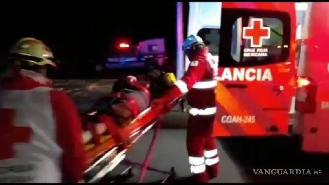 Prensados tres jóvenes en volcadura en la calzada Antonio Narro; 2 graves