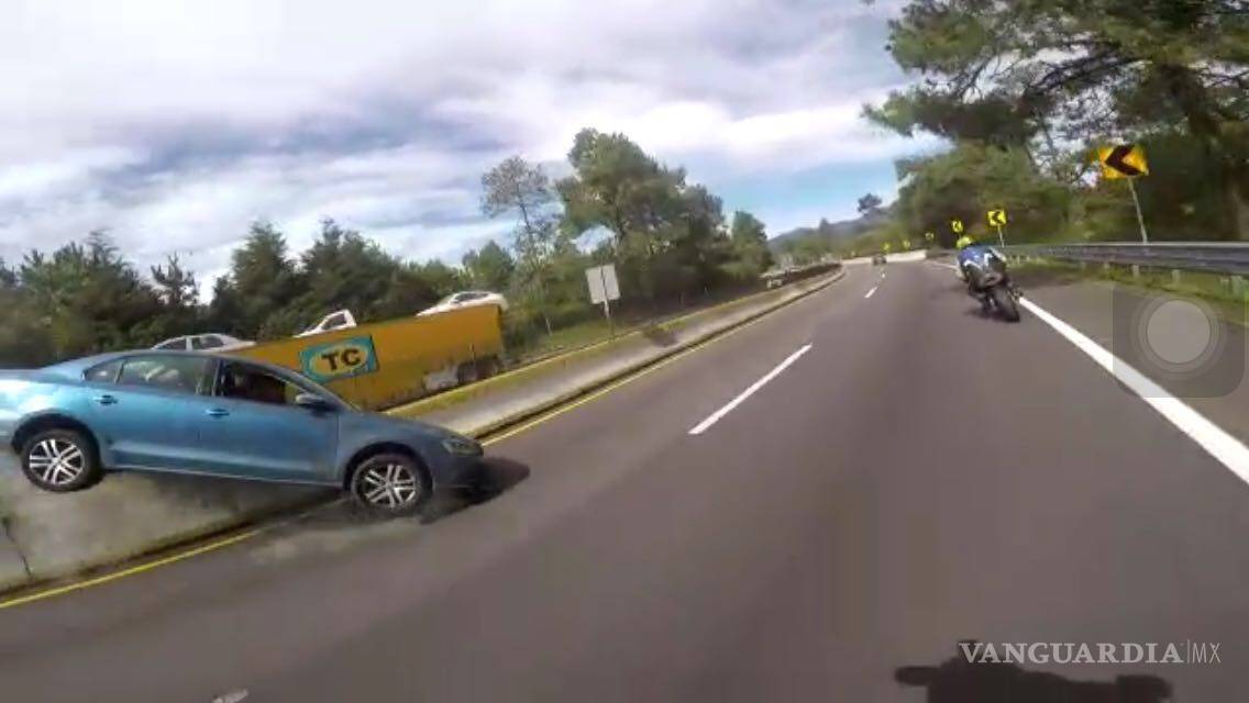 $!Vuelca en carretera por 'echar carreritas' con motociclistas (VIDEO)