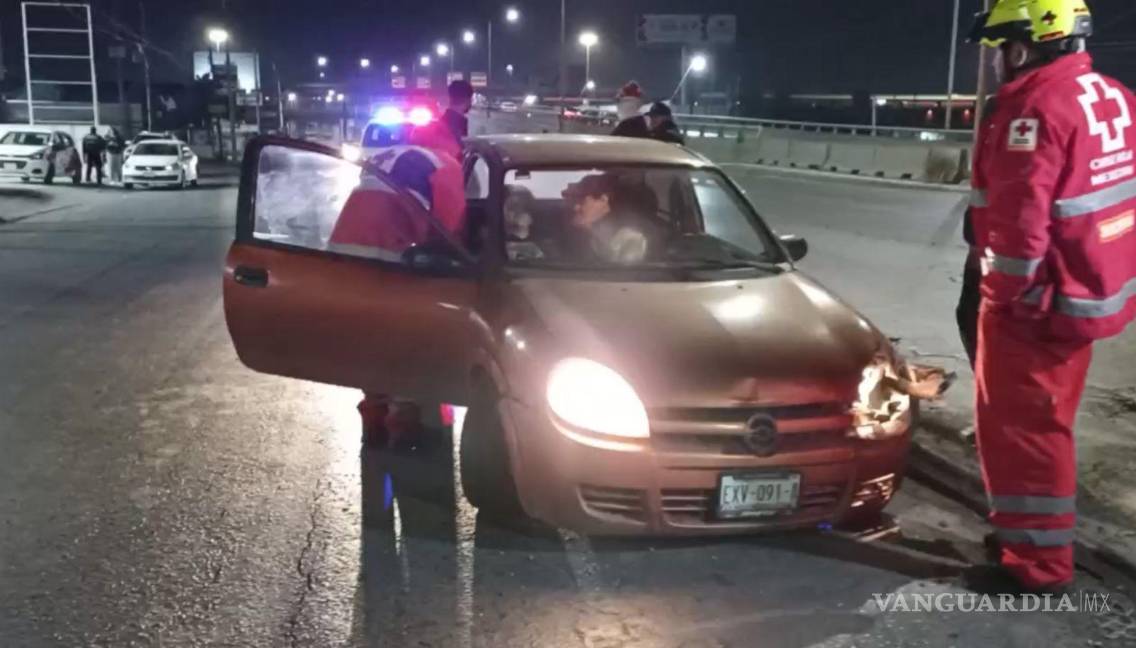 $!Paramédicos de la Cruz Roja brindaron atención a una mujer que viajaba como copiloto.