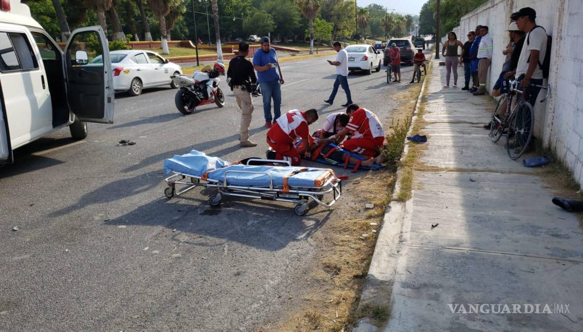 $!Paramédicos de la Cruz Roja brindaron los primeros auxilios al joven en el lugar del accidente.