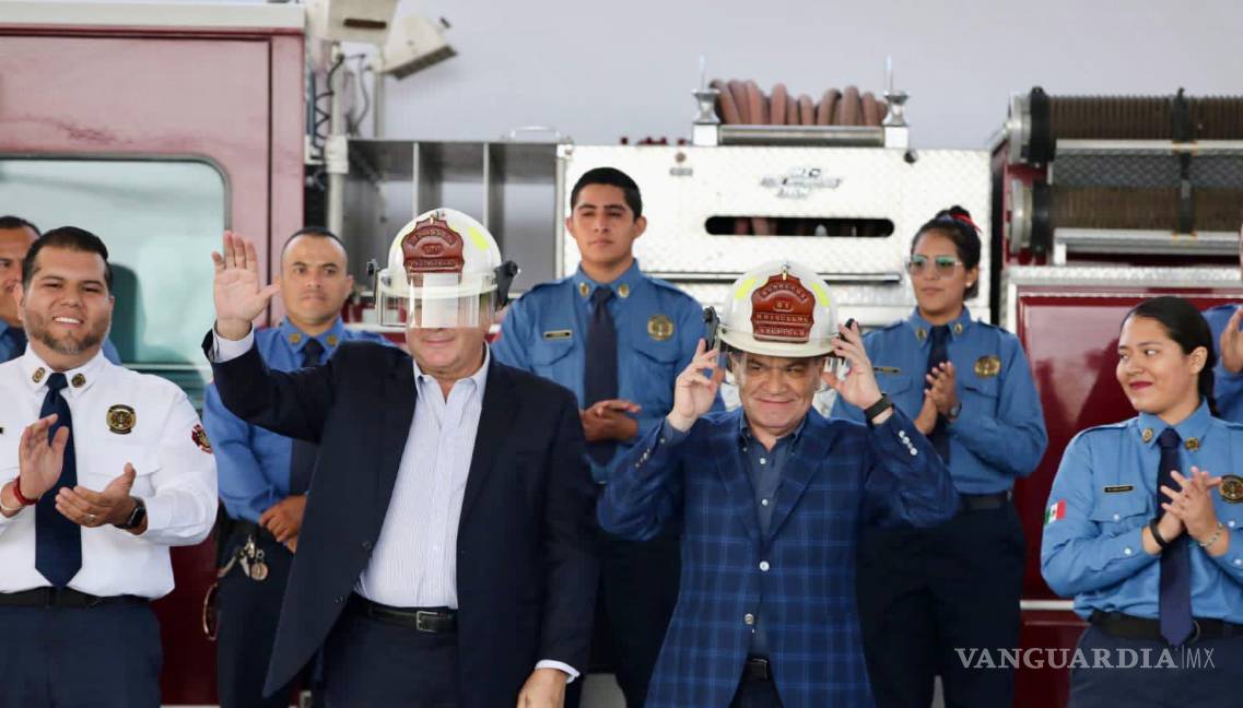 $!El director de Protección Civil y Bomberos, Alberto Neira Vielma, reconoció al alcalde Fraustro Siller y al gobernador Riquelme el apoyo brindado a este cuerpo de auxilio.