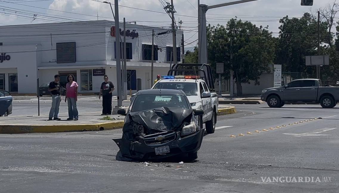Chocan en el Distribuidor Vial El Sarape; ambos alegan avanzar en luz verde