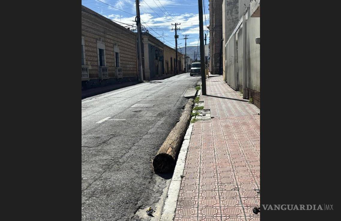 $!El poste se les “olvidó” a los trabajadores de la CFE.