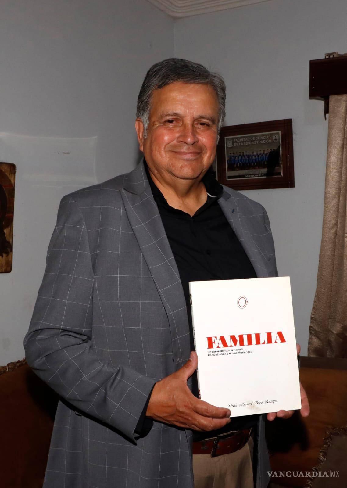 $!Desde el primer lugar académico en la Facultad de Ciencias de la Comunicación hasta premios por su dedicación docente, Pérez Ocampo ha sido reconocido a lo largo de su carrera.