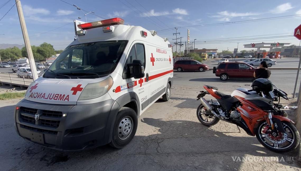 Taxista derriba de moto a dos jóvenes en bulevar de Saltillo