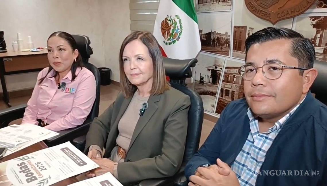 $!Karen Cadena, presidenta del DIF municipal, la alcaldesa Sara Irma Pérez y Daniel López Gaytán, secretario del Ayuntamiento.