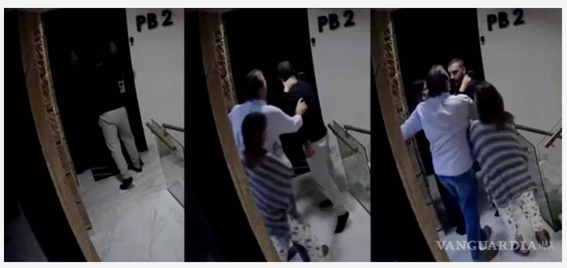 $!Santiago Levy, pateando la puerta del departamento de su vecina, Emma Santos, de 70 años de edad.