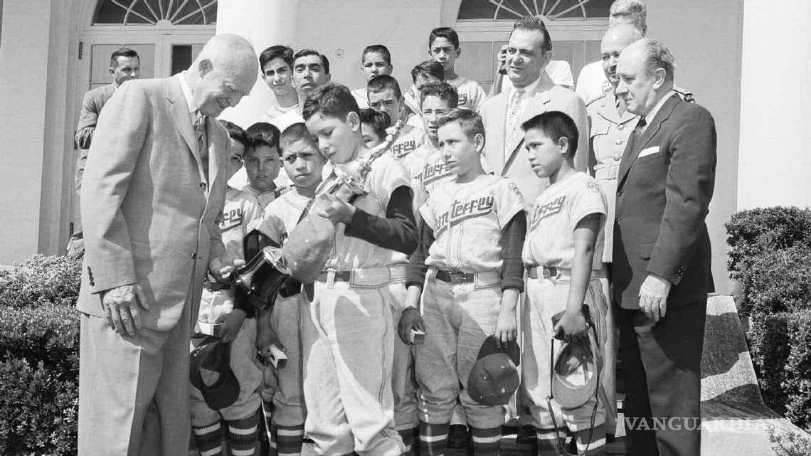 $!Los niños campeones fueron invitados de honor en la Casa Blanca; recibidos por el presidente de Estados Unidos, Dwight Eisenhower.