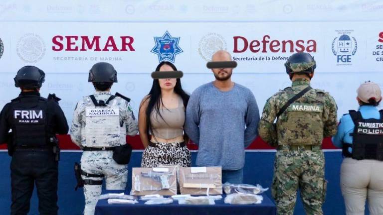 Dos personas fueron detenidas y se aseguraron drogas, un arma de fuego, dinero en efectivo y un vehículo durante un operativo realizado por la Fiscalía General del Estado (FGE) de Quintana Roo.