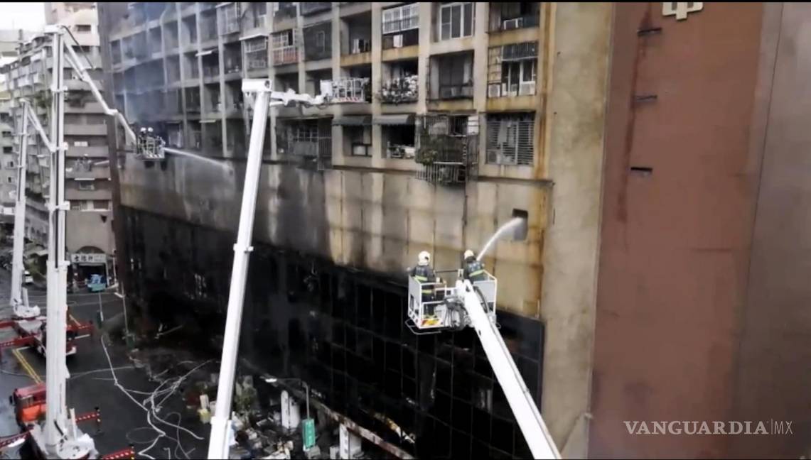 $!En esta imagen tomada de un video del medio taiwanés EBC, bomberos lanzando agua a un edificio incendiado en Kaohsiung, en el sur de Taiwán. AP/EBC