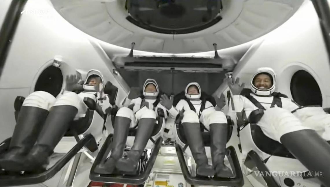 $!Los miembros de la tripulación saludan después de que la cápsula SpaceX Dragon cayera en el Golfo de México, justo al lado del Panhandle de Florida.