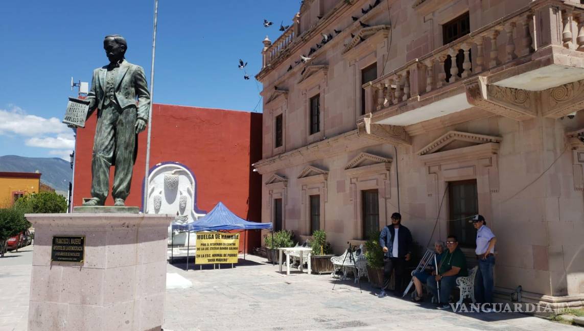 $!Protesta pacífica de la maestra Cecilia Banda Galindo frente a la presidencia municipal, exigiendo justicia y soluciones a su situación laboral.