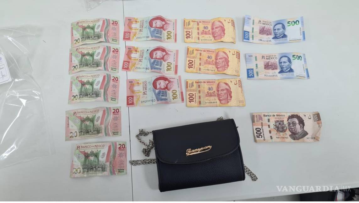 $!Autoridades muestran la suma de dinero en efectivo confiscado durante el cateo en la colonia Guerrero de Monclova.
